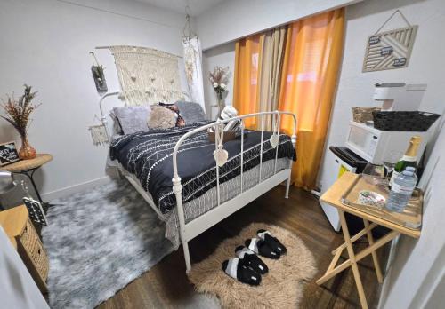 Burnaby House | Cozy Boho Room at the Heart of Vancouver! Private Parking, Self Check-in & just 4 mins to Metrotown!