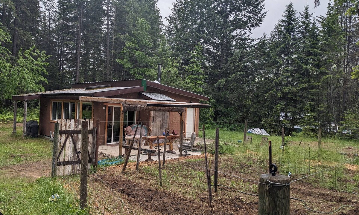 Castlegar Cabin | Cozy Cabin in the Woods