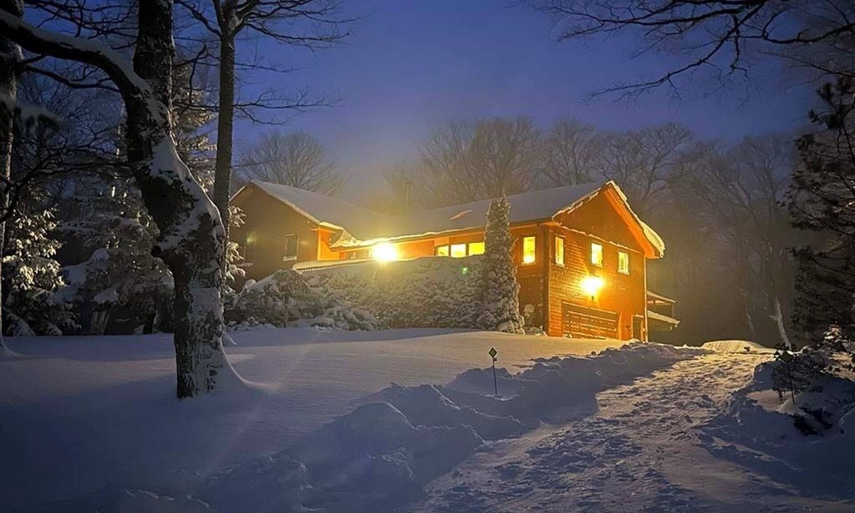 Glen Huron Ski Chalet | Cozy chalet, minutes from Blue Mountain, wood-burning stove, fully renovated.
