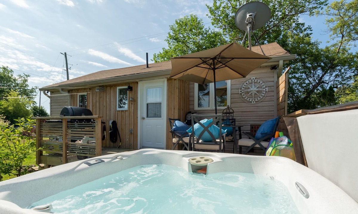 Selkirk Cottage | Cozy Cottage, steps to beach + Hot Tub - Lake Erie Couple or Family Getaway