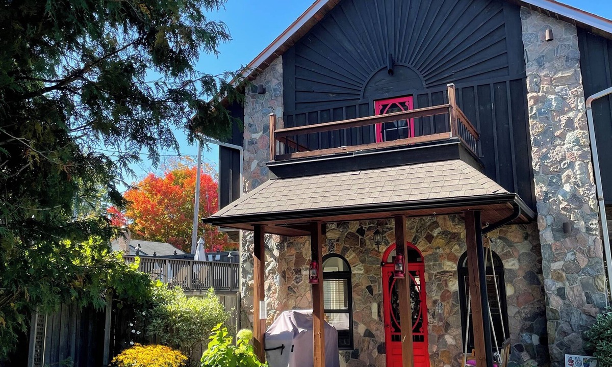 Alton House | Cozy Country Spring & Summer Getaway | HotTub + Outdoor Pool & Fire Pits