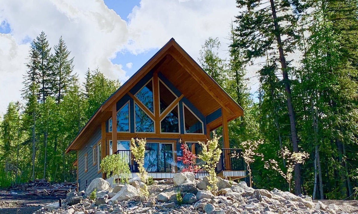 Sorrento Ski Chalet | Cozy Driftwood Chalet with Lake and Mountain views, perfect for Couples!