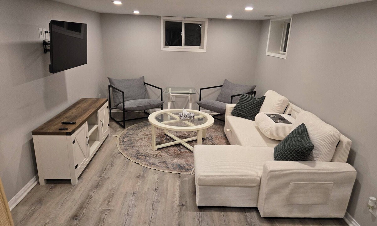 Belleville Apartment | COZY EAST HILL