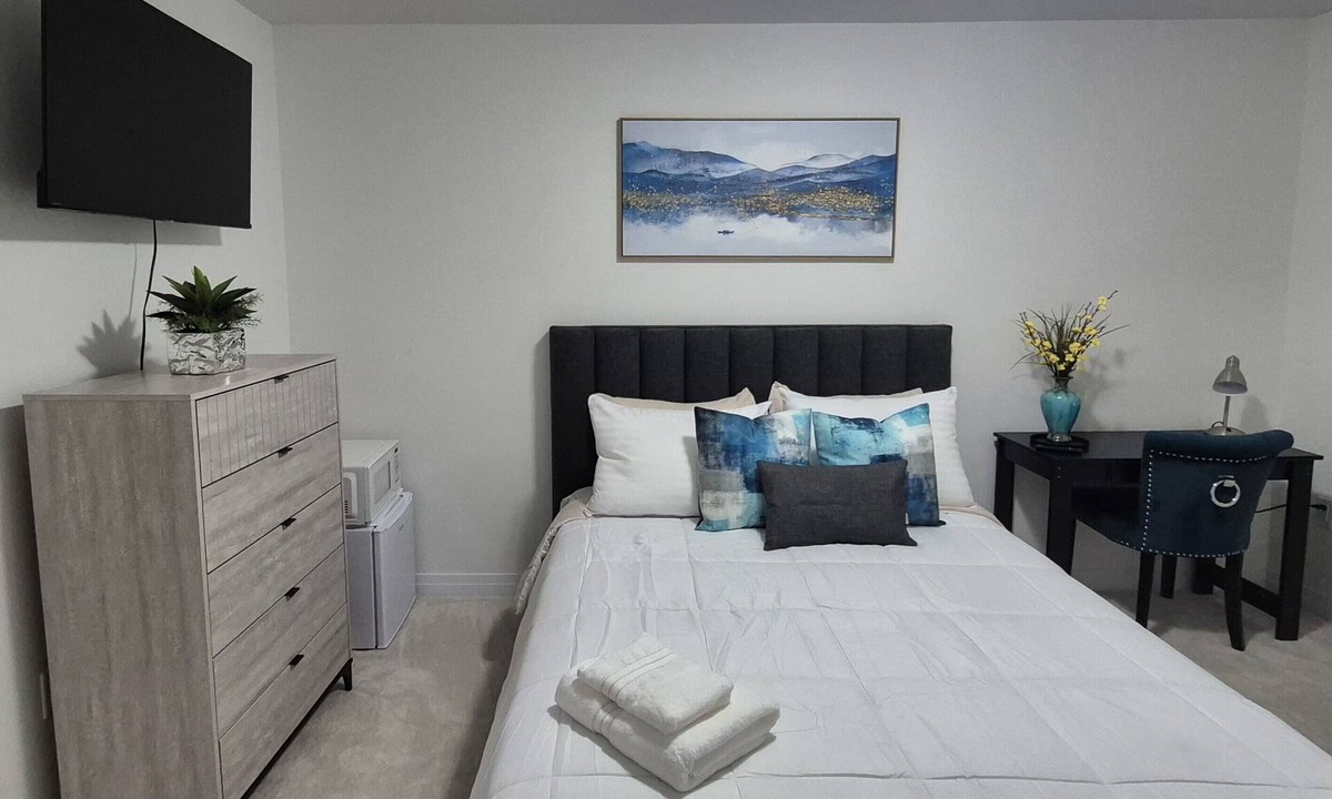 Brantford House | Cozy Ensuite Modern Bedroom