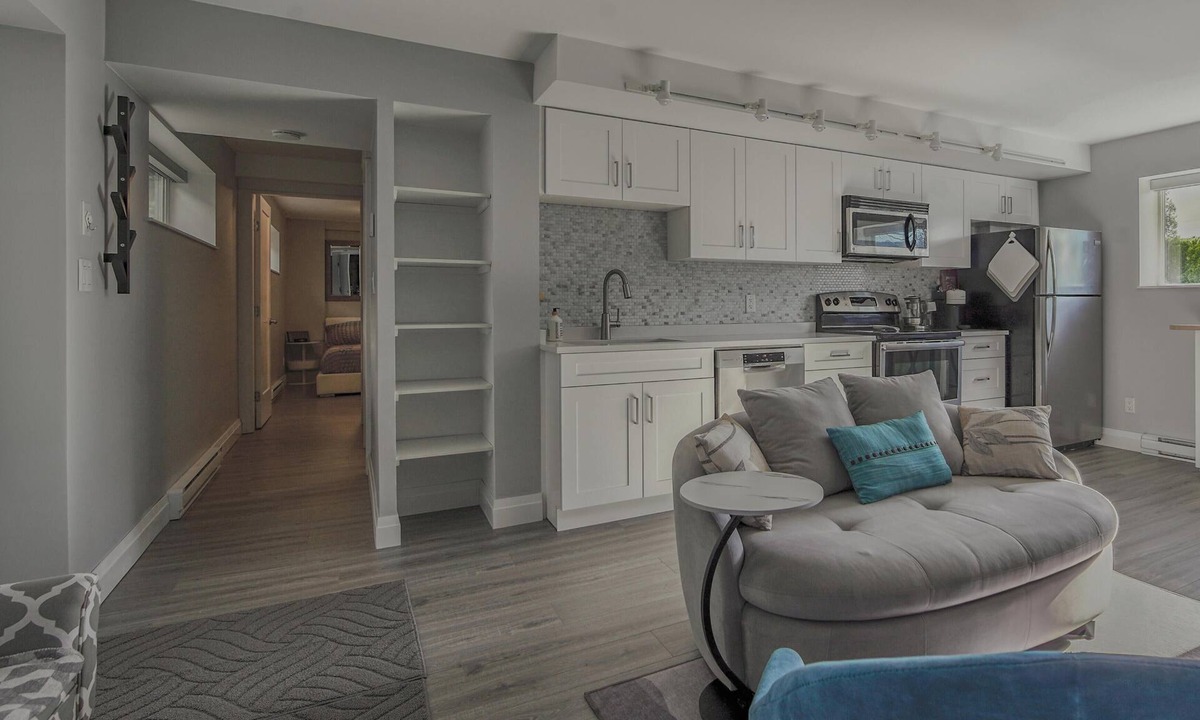 Upper Lonsdale House | Cozy Getaway in North Van - The Ideal Base for Experiencing BC's Best!