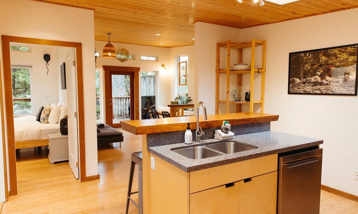 Tofino House | Cozy home in Tofino w/hottub
