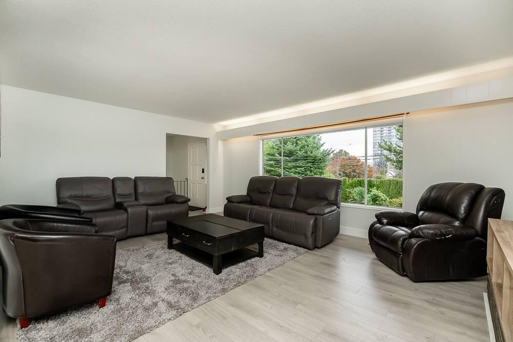 South Clearbrook House | Cozy Home near beautiful Mill Lake in Abbotsford. Minutes away from Highway