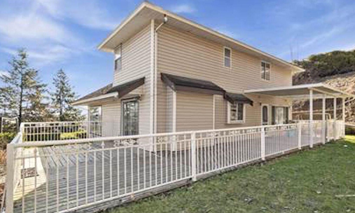 West Abbotsford House | Cozy Home with a View on Private Acre and Close to Hwy(Contact for longer Stay)
