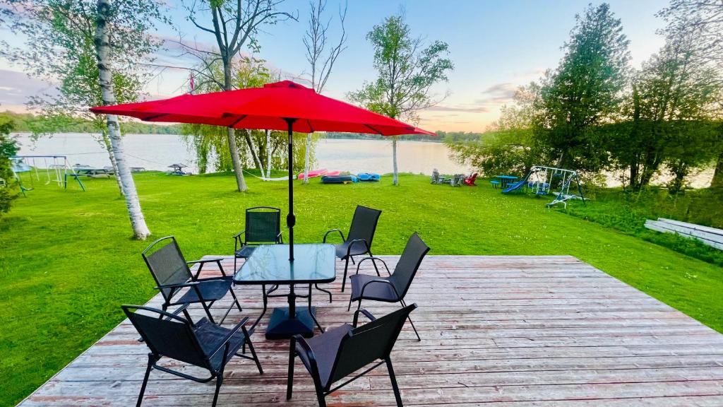 Colborne Villa | Cozy Lakefront Cottage - Canoeing, Fishing, Swimming & Firepit
