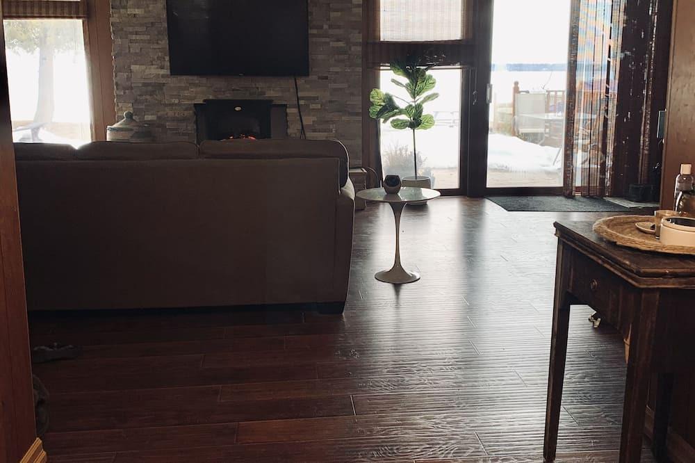 Innisfil House | Cozy Lakehouse