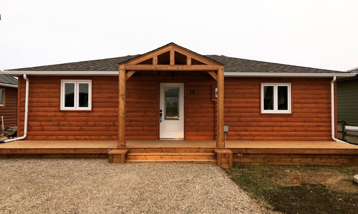Division No. 3 Cabin | Cozy lakeside cabin 30 minutes from Waterton National Park