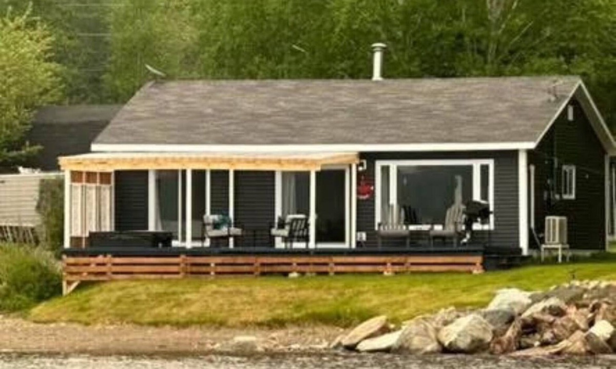 Newfoundland Cabin | Cozy Lakeside Cottage with hot tub, games room, kayaks for adults and kids.