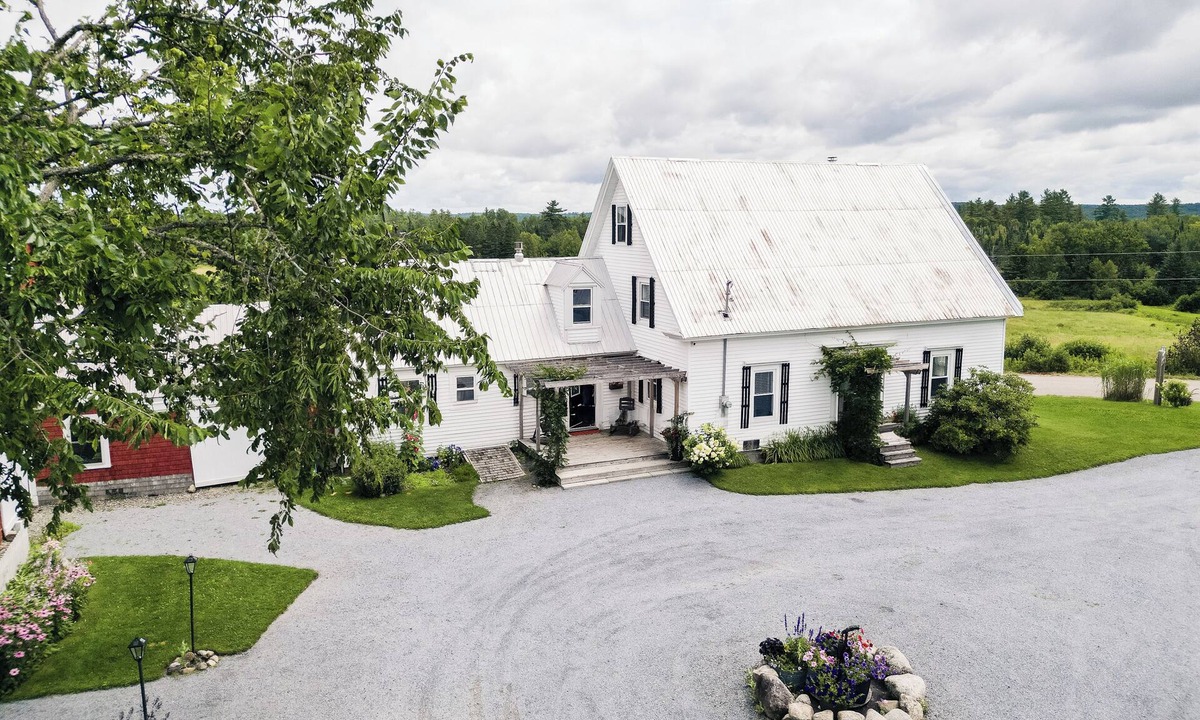Saint David House | Cozy Modern Farmhouse w/Hot Tub mins to Saint Andrews By-The-Sea! Pet Friendly!