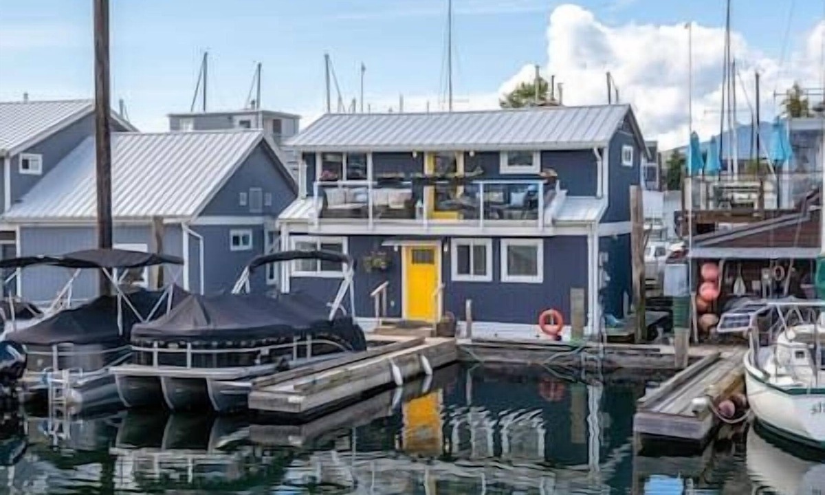 Lower Lonsdale Boat Rental | Cozy modern floating home next to Lonsdale Quay