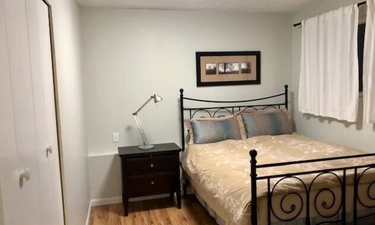 White Rock House | Cozy One Bed Suite Near Beach
