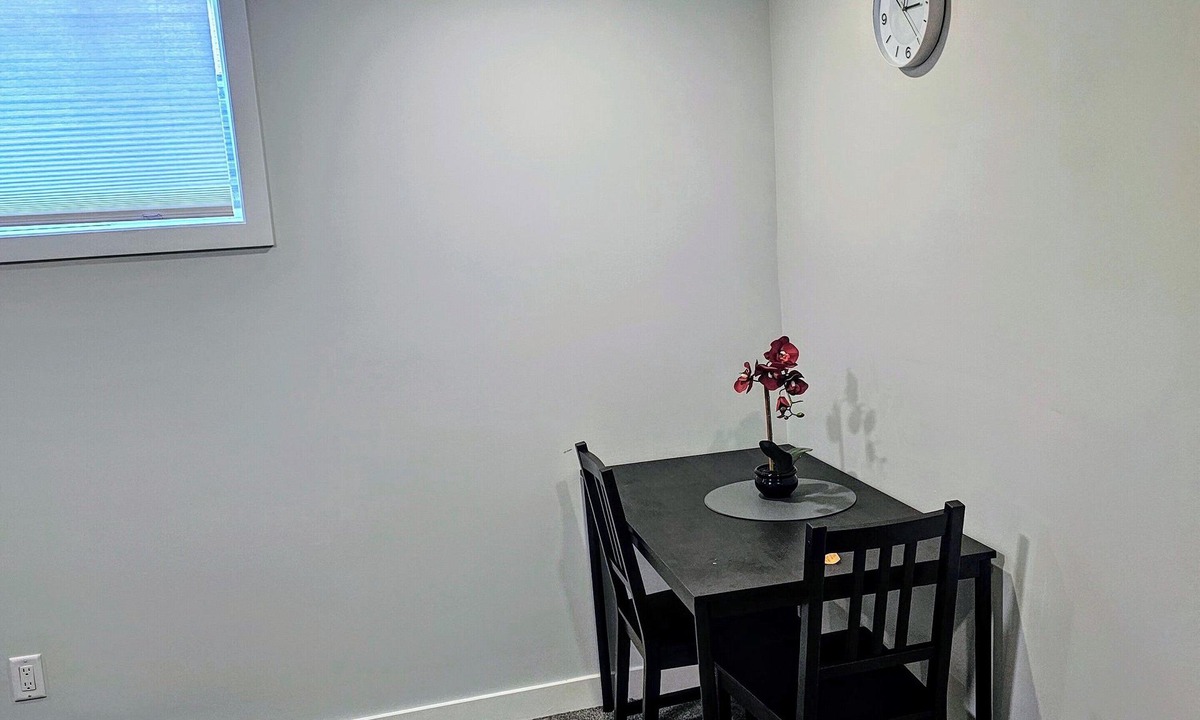 Ottawa Division House | Cozy One room Unit in a House, in a great location in Barrhaven Half Moon Bay.