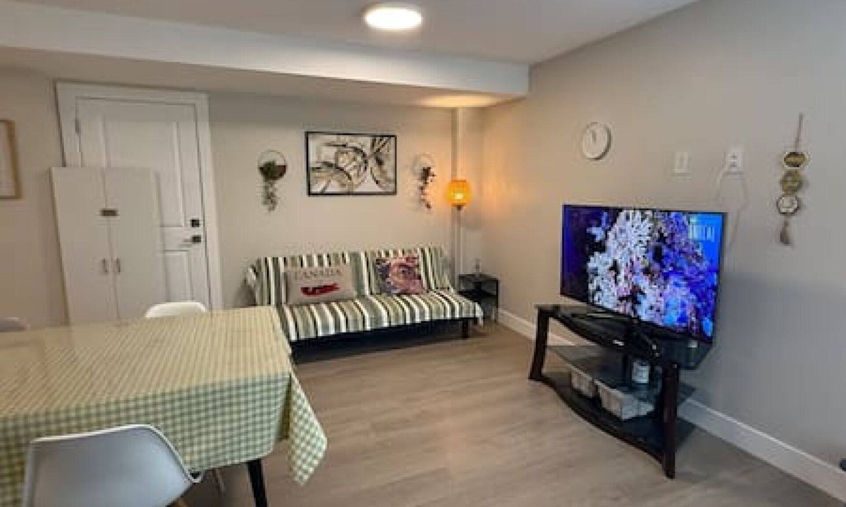 Surrey House | Cozy & Private 2BR Guest Suite, South Surrey
