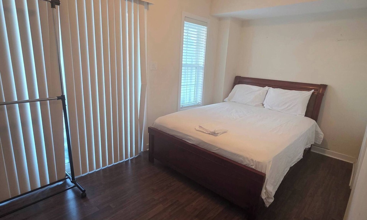 Barrie Apartment | Cozy Private Room with En-suite in Central Barrie