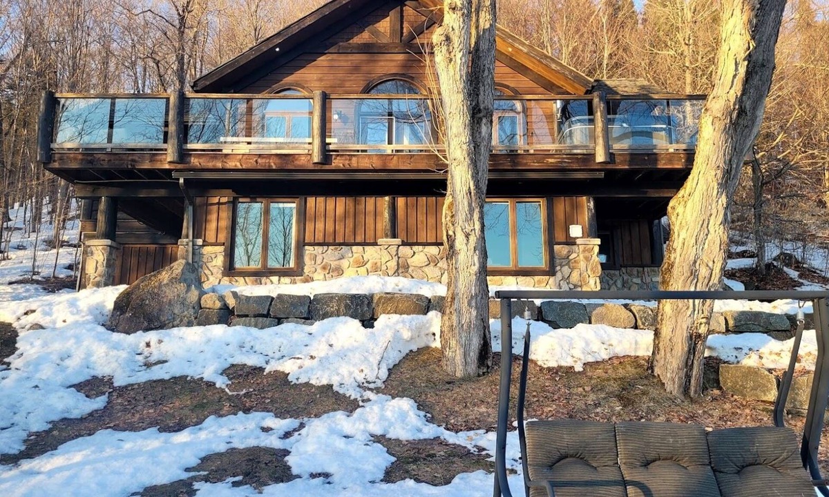 Saint-Faustin-Lac-Carre Ski Chalet | Cozy retreat, lake and mountain views, hot tub, king bed, Golf Club amenities