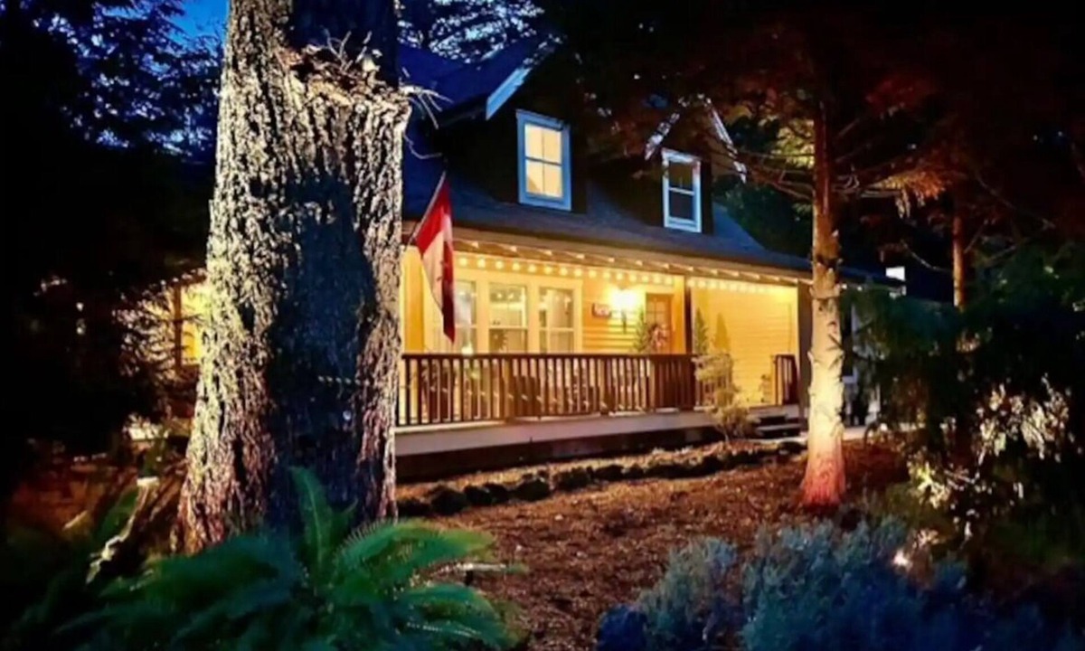 Lindell Beach Cottage | Cozy Robins Roost- The Cottages at Cultus Lake