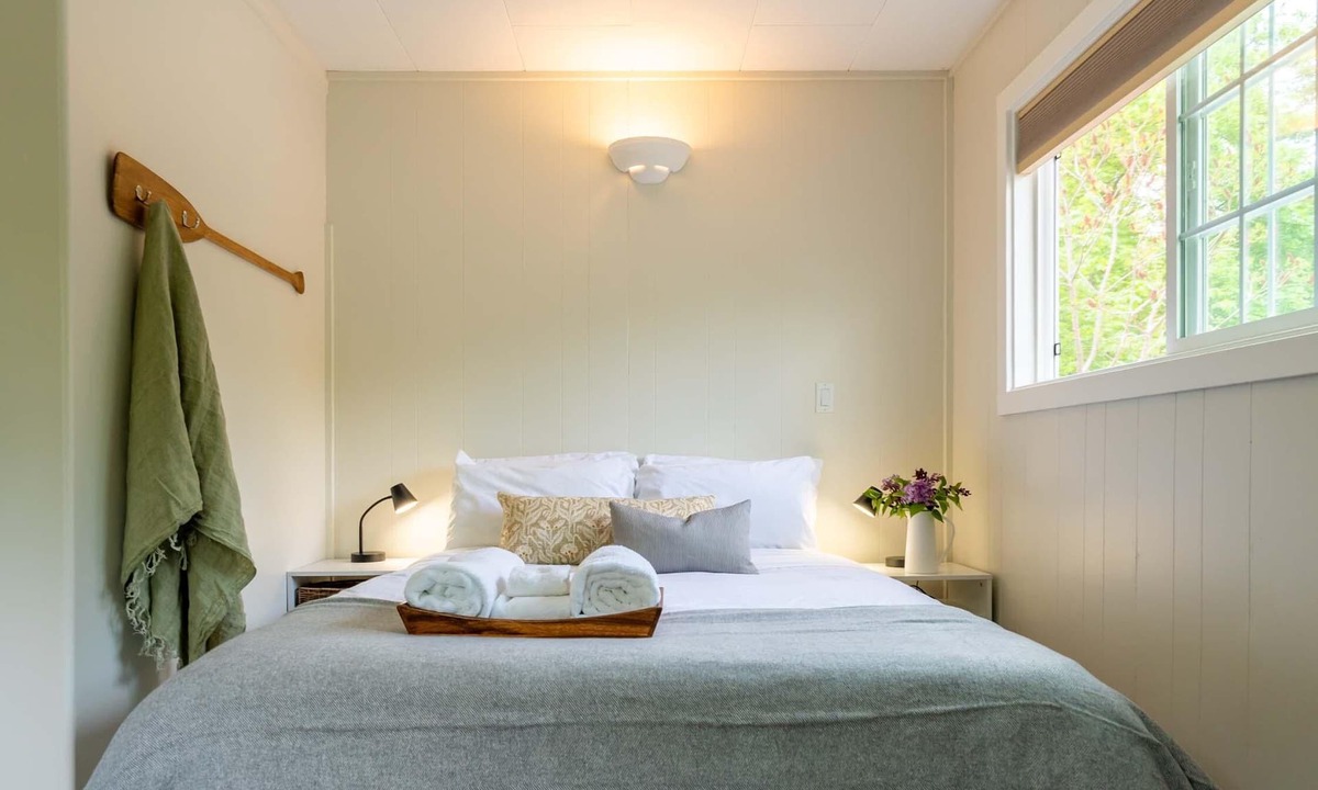 Christina Lake Hotel | Cozy Single Room at Christina Lake- Kitchenette, Queen Bed, Close to Beaches!