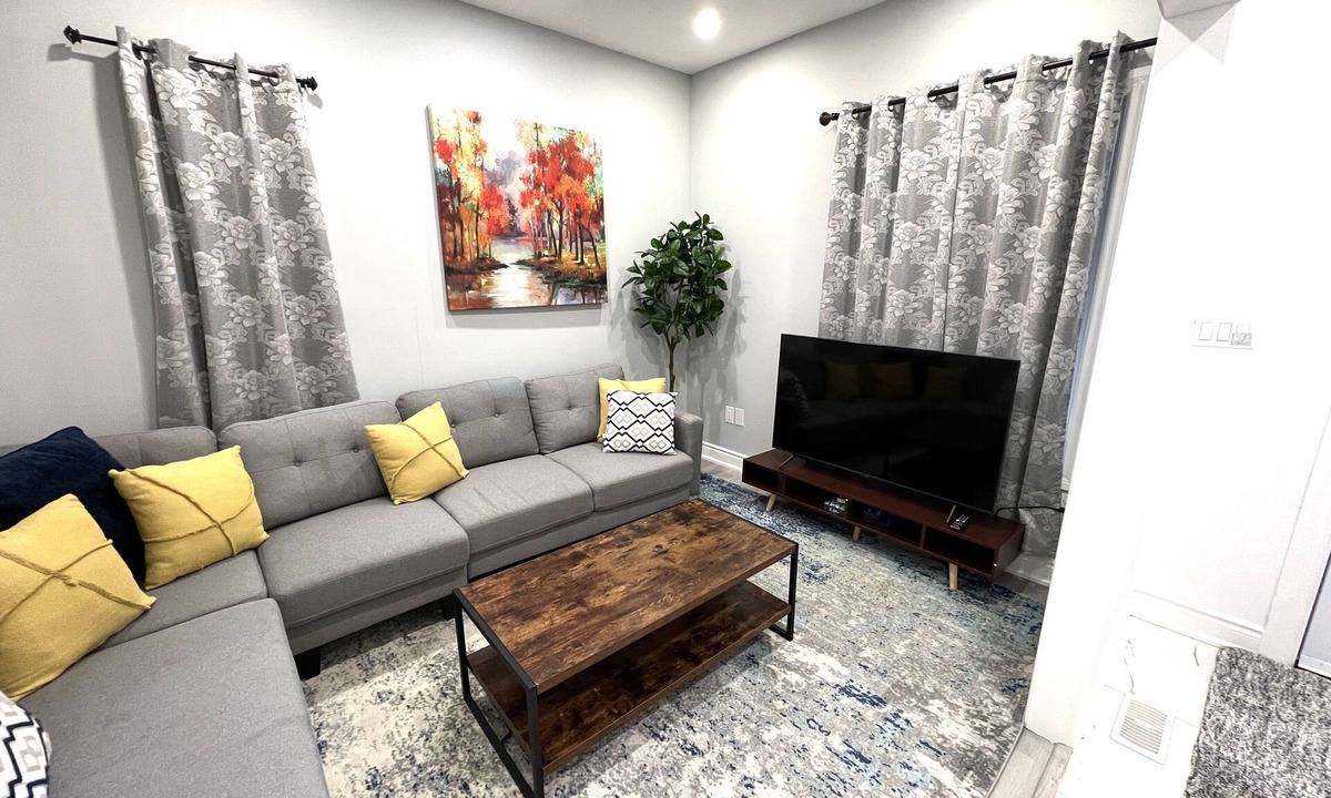 Fallsview House | Cozy, Spacious, Luxury Home - Walk to N Falls - EV Charging Facility - Fits 12
