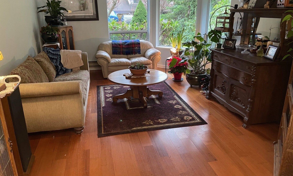Roberts Creek House | Cozy split level home with a pet friendly yard. 10 min walk to beach