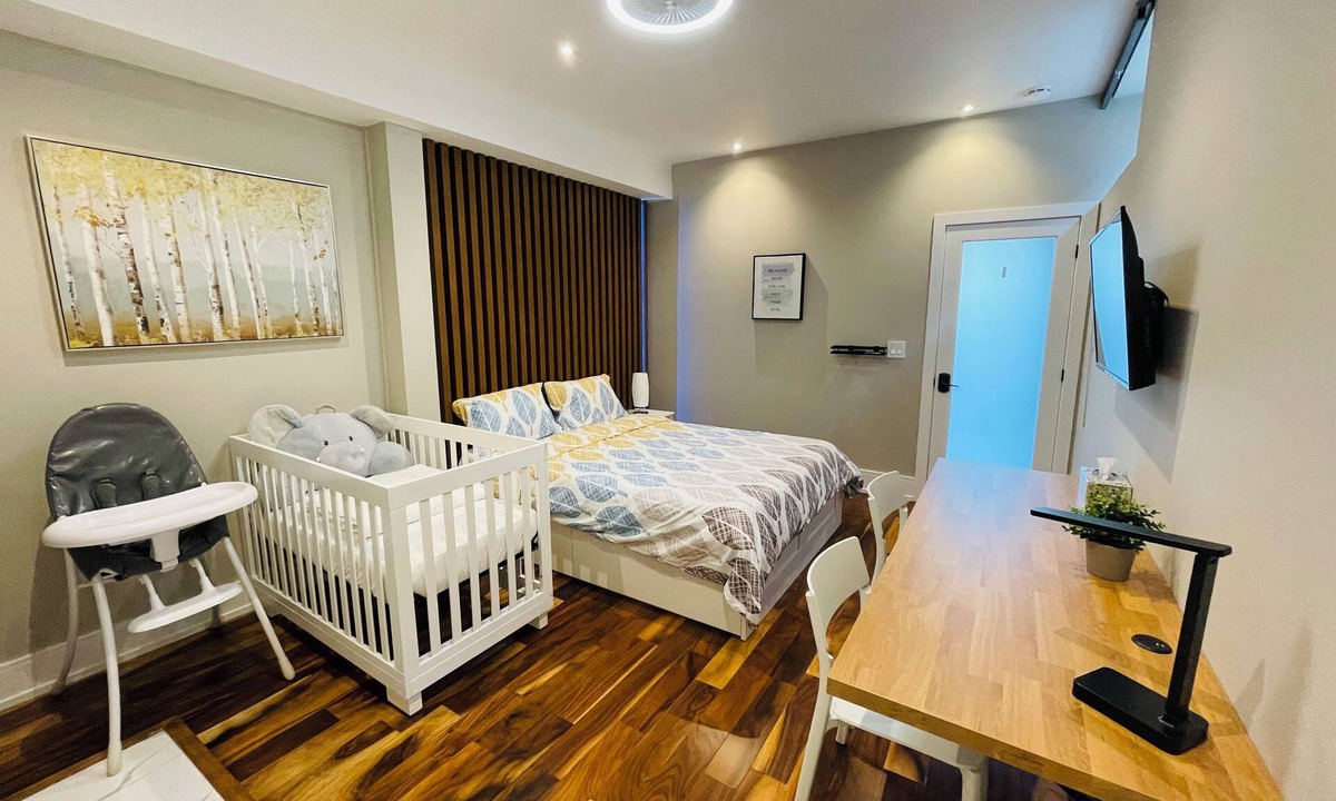 Wexford House | Cozy Studio In Toronto Smart TV
