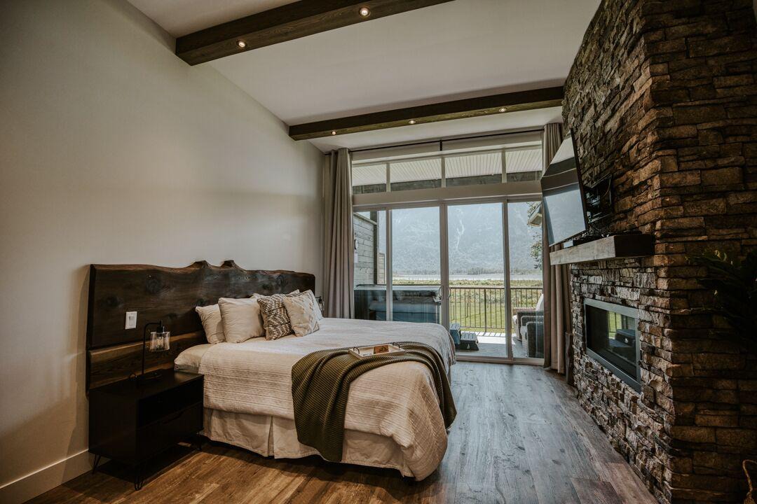 Kent Apartment | Cozy Suite with Mountain Views & Private Hot Tub. Dog-Friendly!