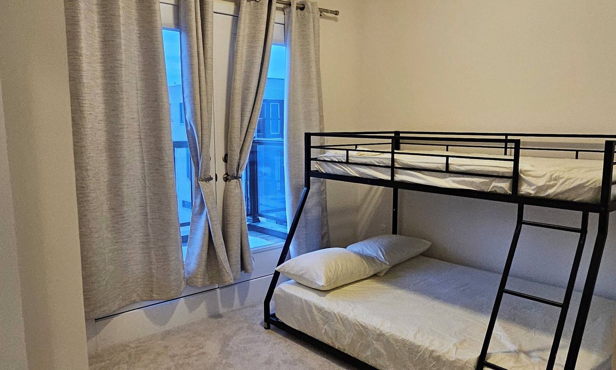 Vaughan House | Cozy Vaughan Retreat | Sleeps 9 | Near Wonderland, theater & Shops