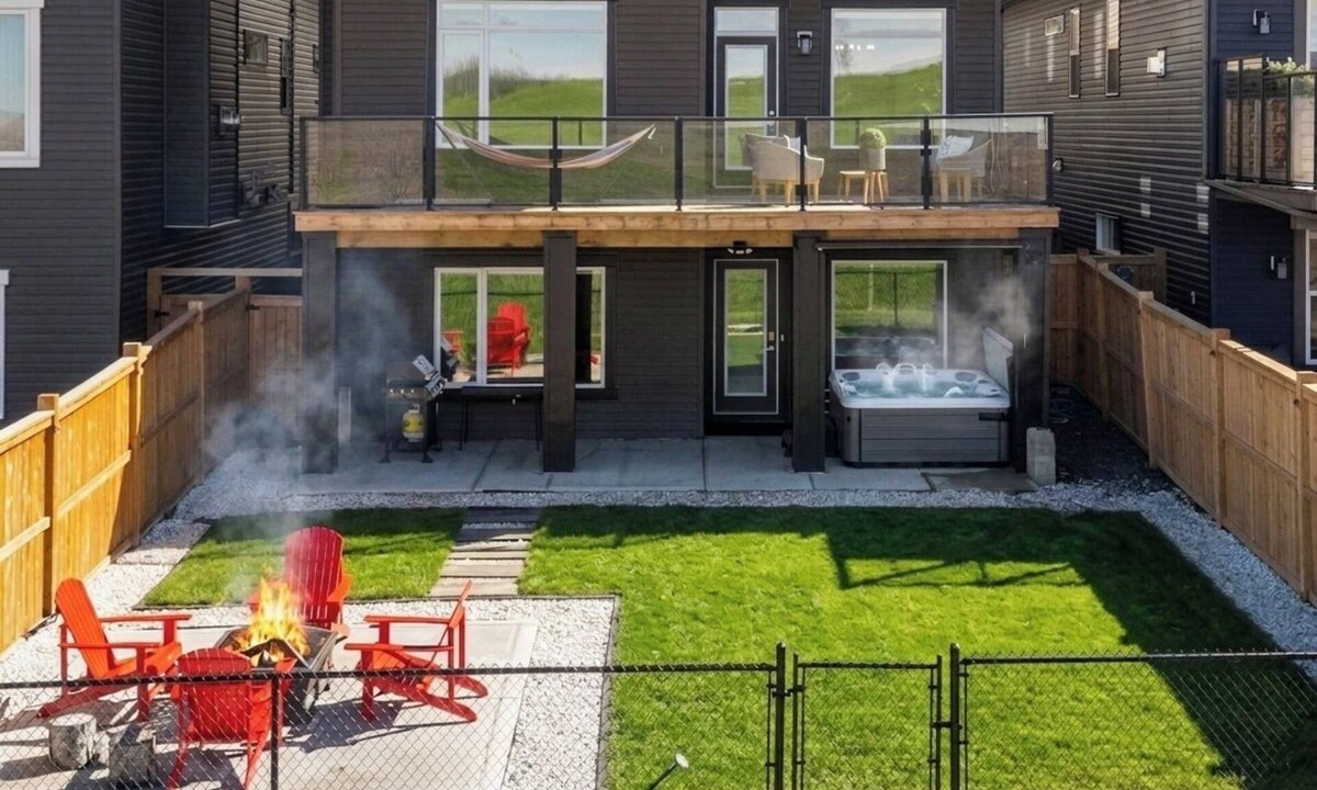 Springbank House | Crestmont Luxe Retreat | Hot Tub | Gym | AC