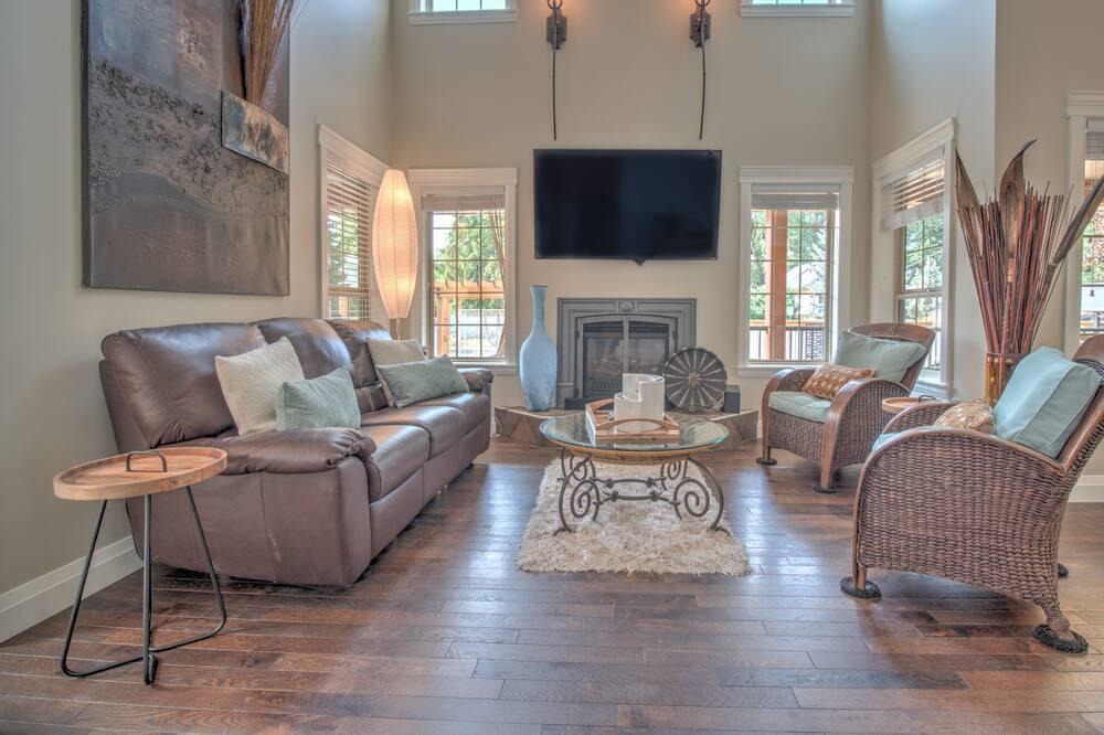 North End House | D'Hub -Located in Kelowna's Vibrant Downton Cultural District- Be in the Action!