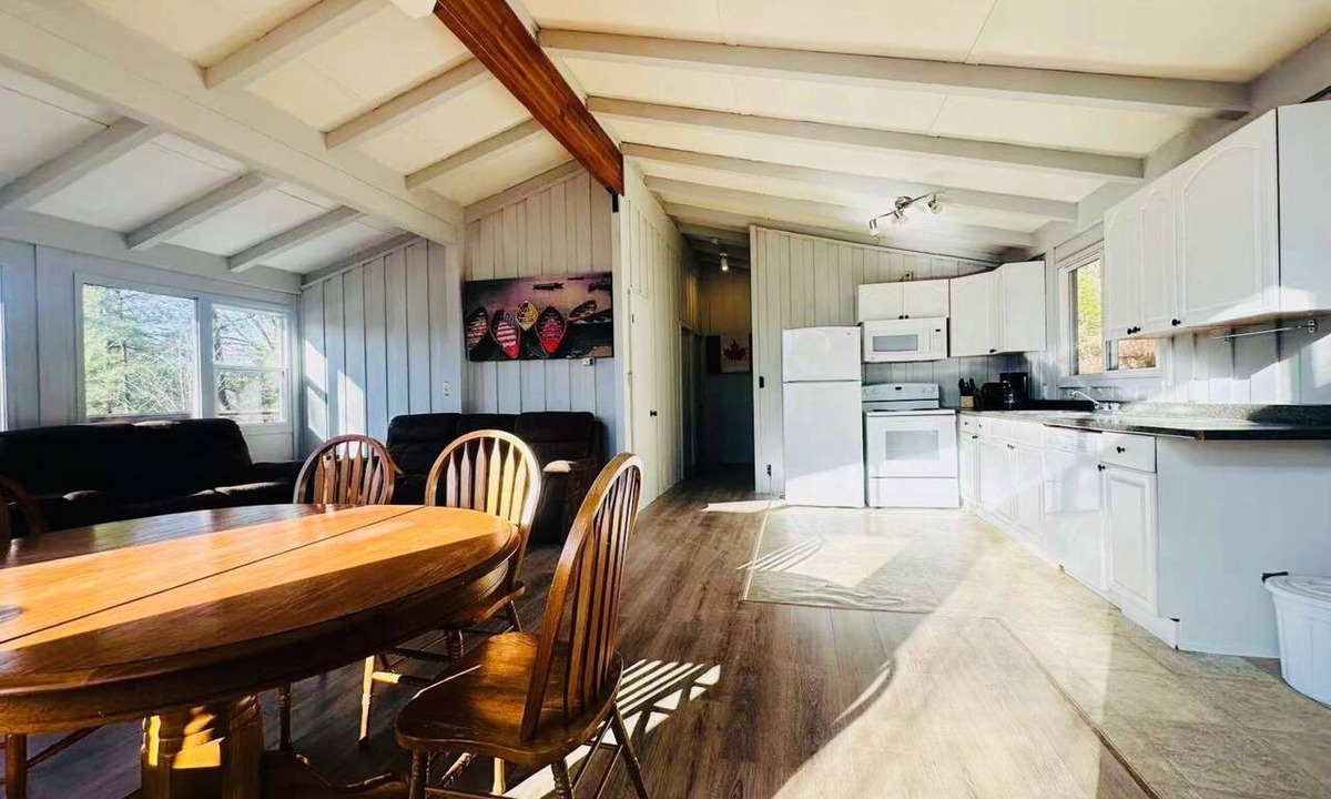 Seguin Cabin | Deluxe Three Bedroom Cottage
