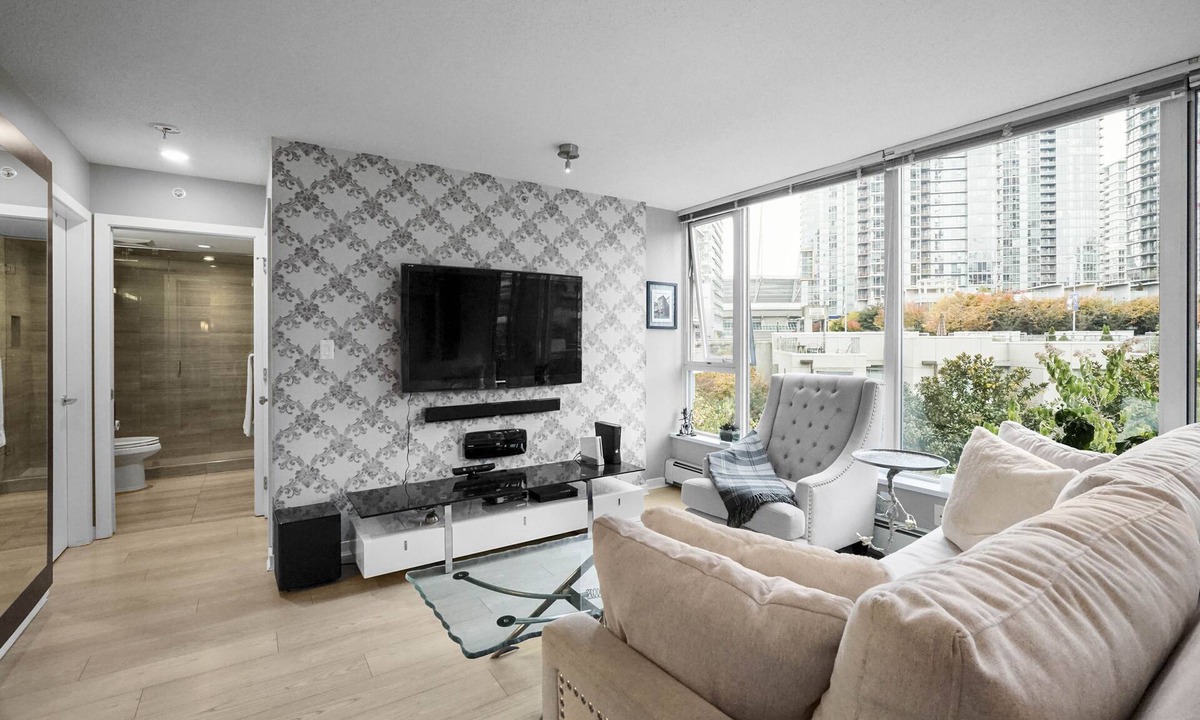 Crosstown Apartment | Designer 3 bed Luxurious finishings! Sleeps 8. Communal Hot tub pool dry sauna