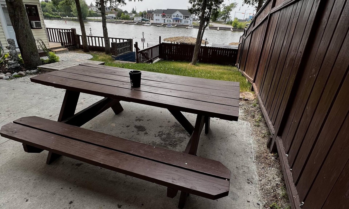 Wasaga Beach Cottage | Dock Life Beach 1 - Walkout to River, 5 bdrm, 14 ppl, 3 min walk to Beach, Sauna