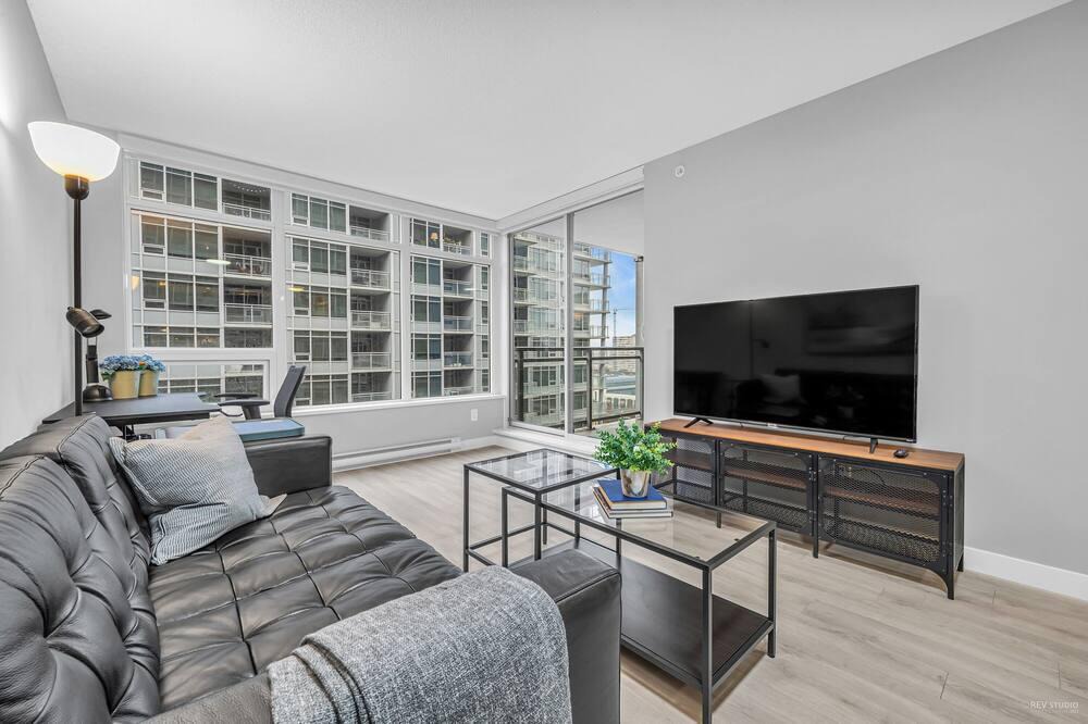 Richmond City Centre Apartment | Downtown Modern 1 Br & Den | Steps to Transit & YVR & Shopping