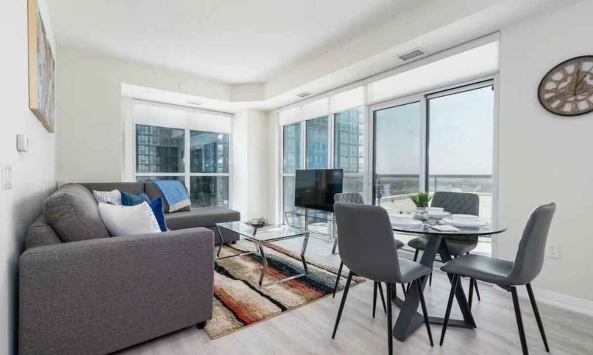 Central Waterfront Apartment | Downtown Toronto 2BR Home with Fitness Room