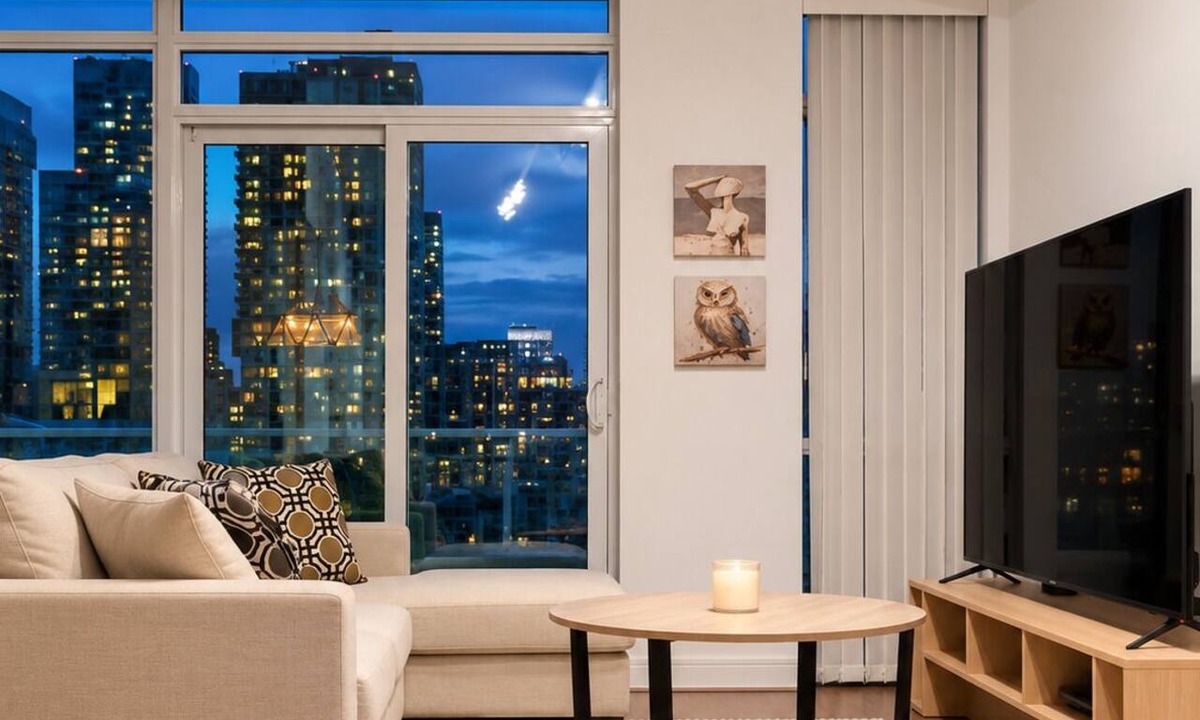 Old Town Condo | Downtown Toronto Condo | Free Parking, Gym & Rooftop Patio
