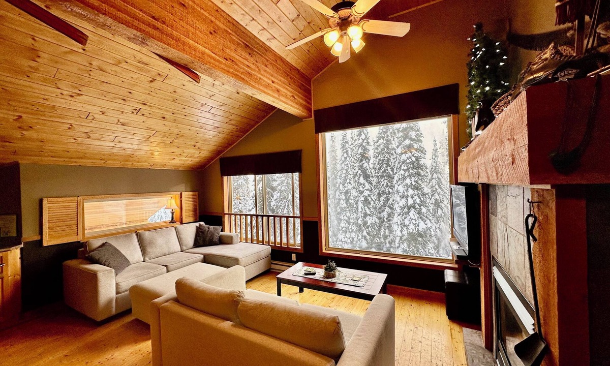 Big White Ski Resort Ski Chalet | Dreamy Big White Chalet ski in/ski out with Hot Tub