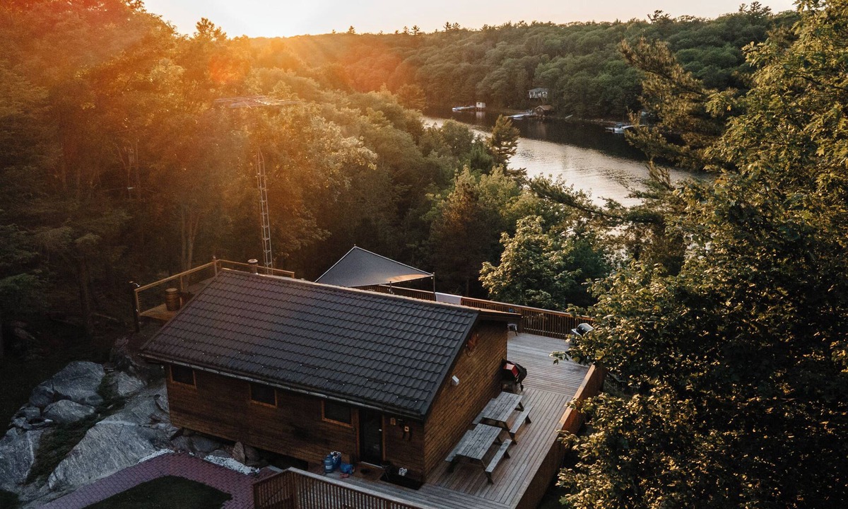 Georgian Bay Cottage | Eagles Nest Muskoka 4 season cottage with HOT TUB, SAUNA, Pickleball