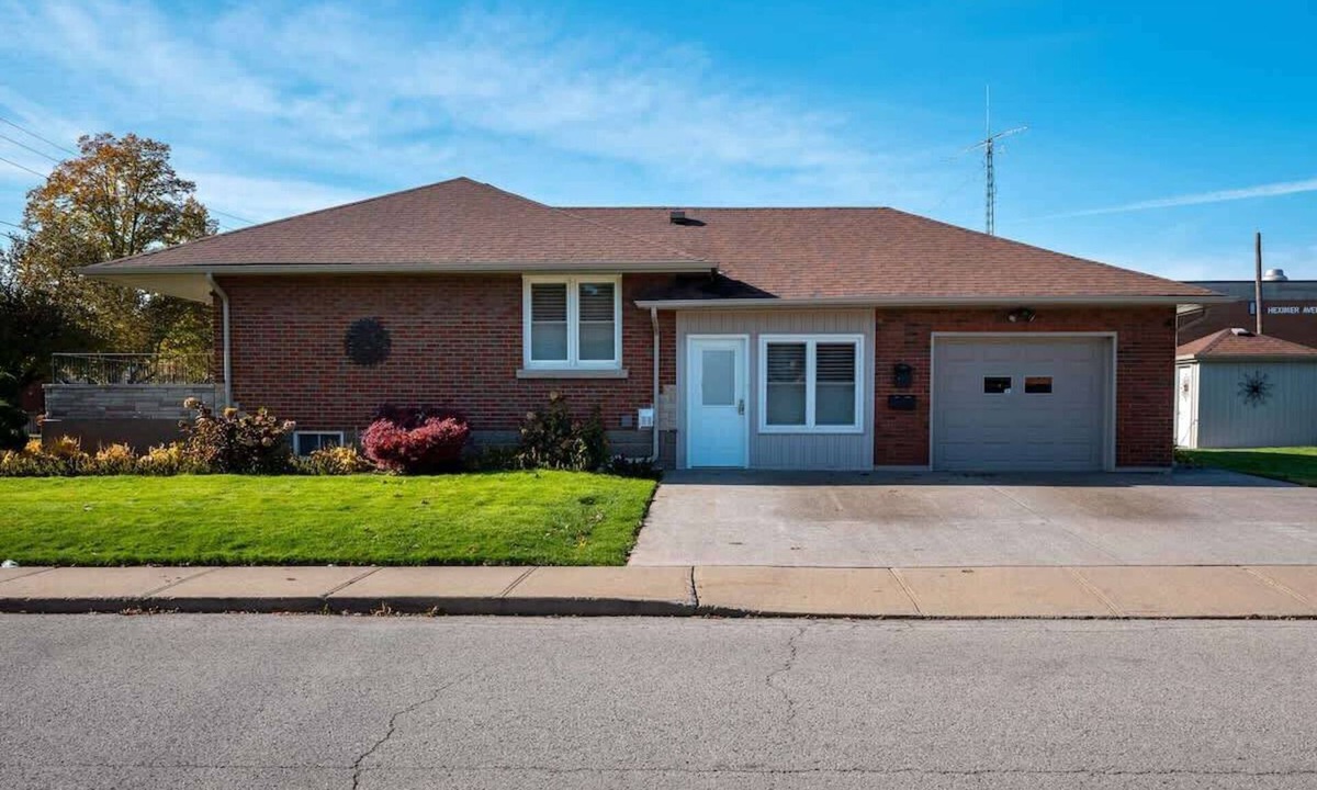 Niagara Falls House | Elegant 3BR, 2BH Retreat Minutes from the Falls