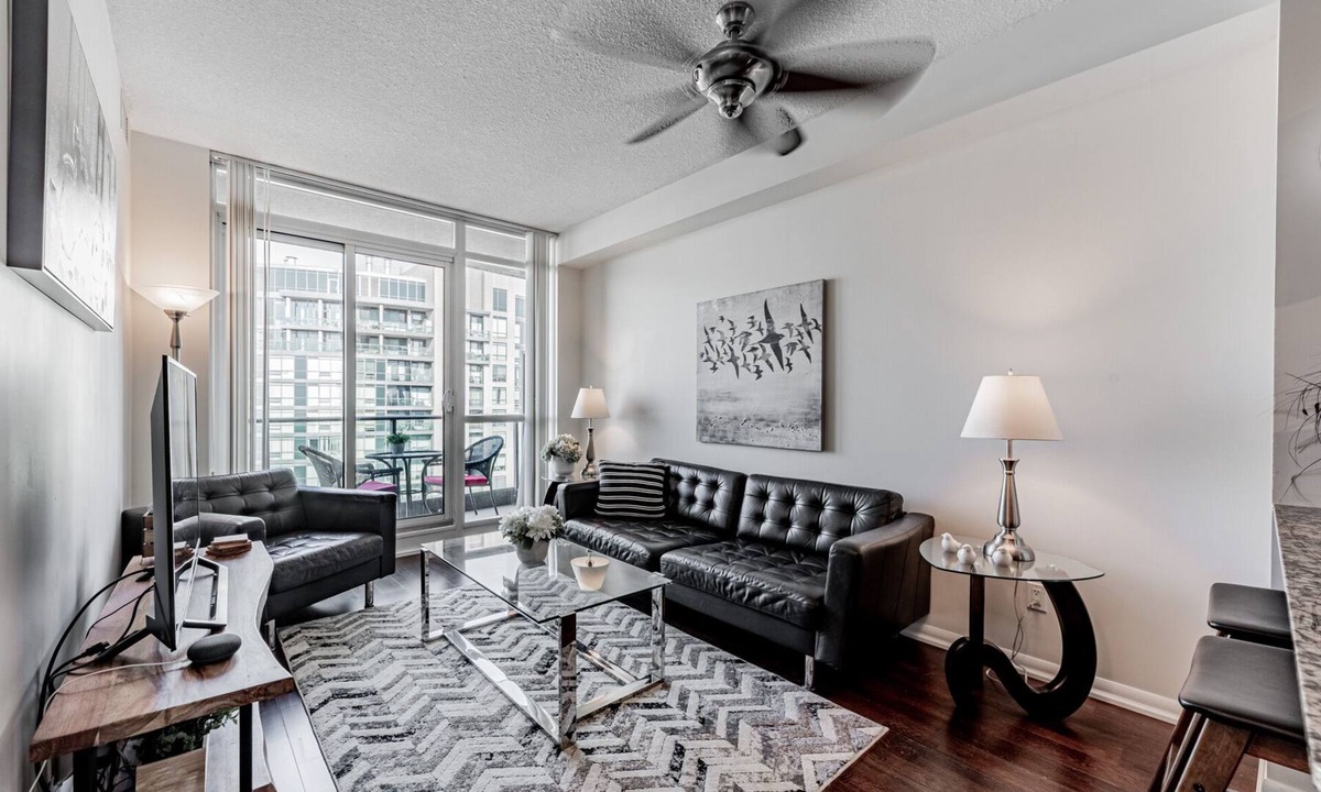 Fort York Apartment | Elegant Downtown Oasis with City and Lake Views Plus Parking!