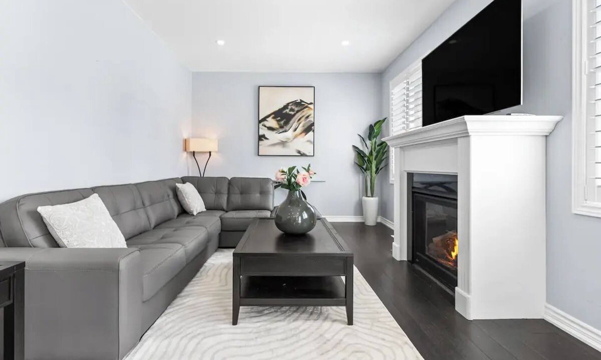 Virgil House | Elegant home with hot tub close to wineries, US border, shopping Niagara falls