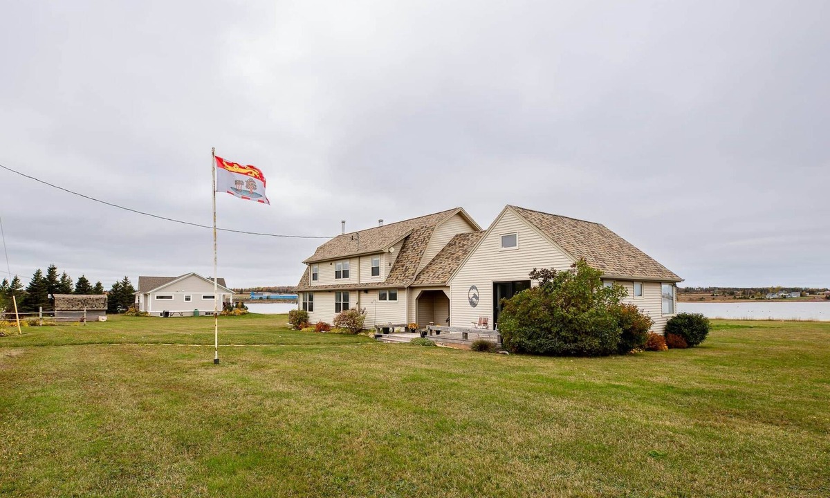 Stanley Bridge House | Elegant Waterfront Cottage – 3BR/3BA with Stunning River Views & Firepit