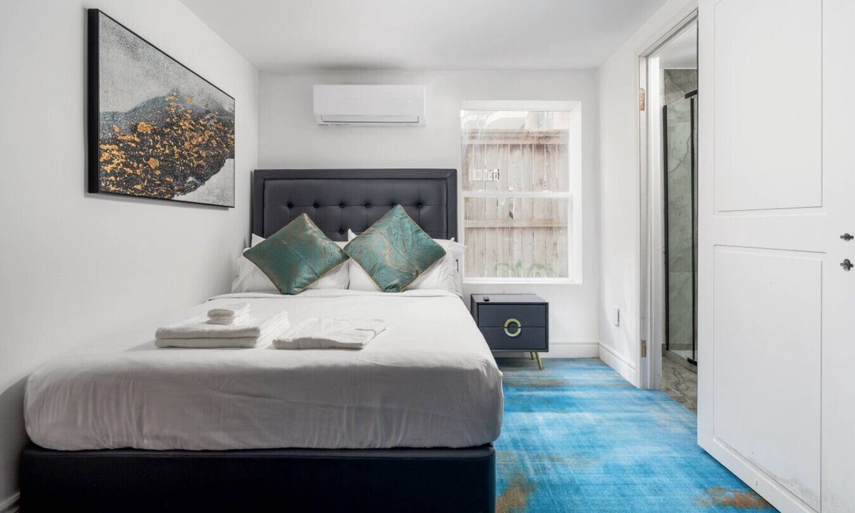 West Queen West Bed & Breakfast | Elite Double room with Sofa; Boutique Hotel Trinity Bellwoods, Downtown Toronto