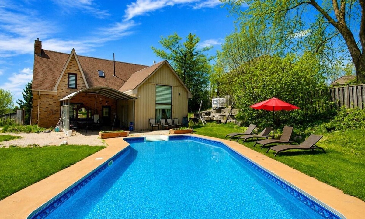 Bradford West Gwillimbury House | Enchanting Chalet with Pool and Sauna on 1 Acre Land