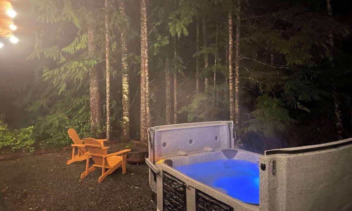 Port Renfrew Cabin | Enclosed deck - Hot tub - Pet Friendly- gas stove