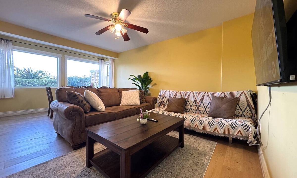 Regional District of Nanaimo House | Enjoy a bright and comfortable 2‑bedroom suite with a private entrance, full kitchen, and one bathroom. The space accommodates up to six guests and includes a cozy living area, smart TV, Wi‑Fi
