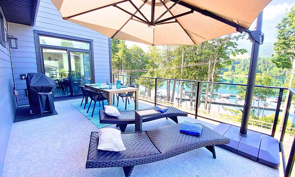 Youbou House | Enjoy This Fully Equipped, Modern Lakehouse Escape w/King Bed & Amazing Views