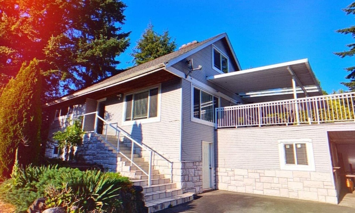 Surrey Newton House | Entertainers dream house on acreage in city! Sleeps 15!